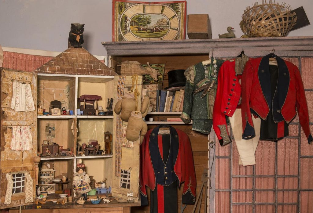 An image of authentic period dress and assorted items on display.